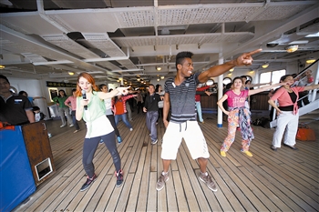　　游客在“海娜號”郵輪甲板上共舞。