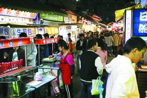 　　品味臺灣,又怎能錯過那些親民夜市。