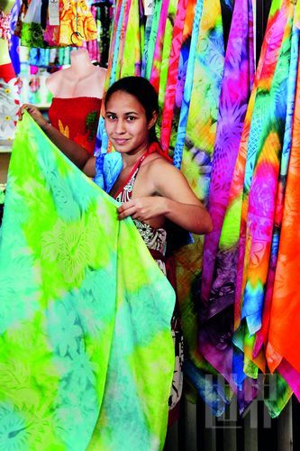 　　Pareo,這一幅幅有著漂亮圖案、色彩繽紛的布,是大溪地人最美的衣