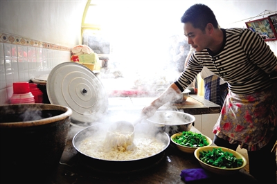 榆林的羊雜湯總是要加上大量的粉條。