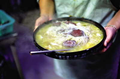 酸菜燉血腸是長(zhǎng)白山一帶常見(jiàn)的菜品,有著東北地區(qū)典型的質(zhì)樸、實(shí)在的風(fēng)格。