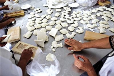 面花是黃驊最有特色的一種面食，常見于各種禮事和節(jié)日宴席上，充滿了儀式感。