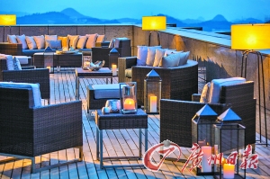 露臺(tái)能觀賞美麗山色。