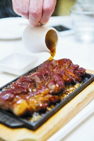 茶餐廳里的經(jīng)典味道 燒味碟頭飯 茶餐廳里的經(jīng)典味道 燒味碟頭飯