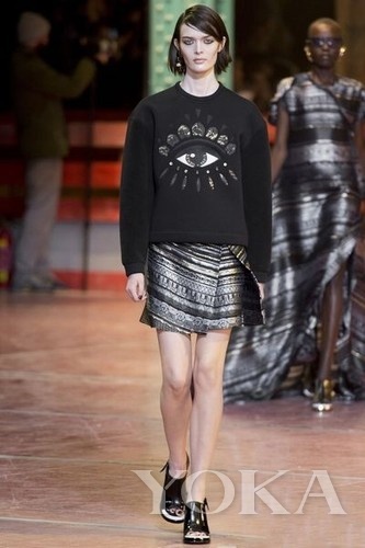 即將大熱LOGO出爐 女星領(lǐng)銜棄虎頭穿獨眼衛(wèi)衣