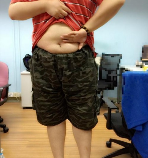 反手摸肚臍，逗b示范哈哈......