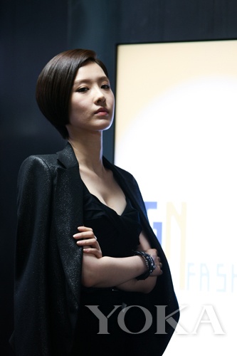 申映畫(huà)是極具事業(yè)心的富家小姐，造型簡(jiǎn)約干練，面料質(zhì)地上乘