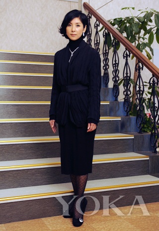 日劇《真我霓裳》中，飾演時(shí)裝大師的黑木瞳