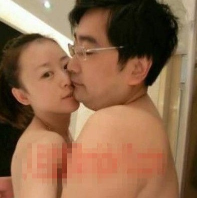 女主播紀(jì)某與國家檔案局官員范某。