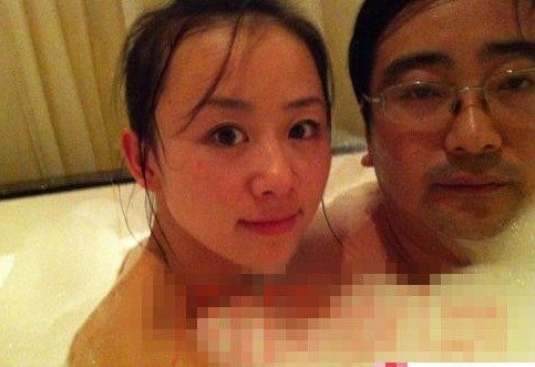 女主播紀(jì)某與國家檔案局官員范某。