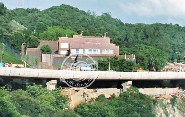 據(jù)悉，“皇宮”有3層高、分前后兩座大宅。前座兩層是邢家的游樂場，地下一層分別設有室外及室內泳池，