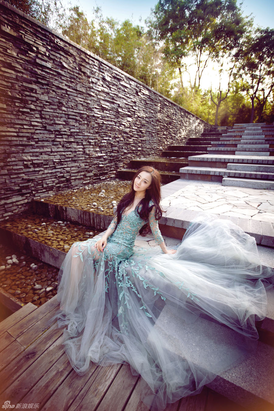 李依曉華麗展現(xiàn)虞美人典雅氣質