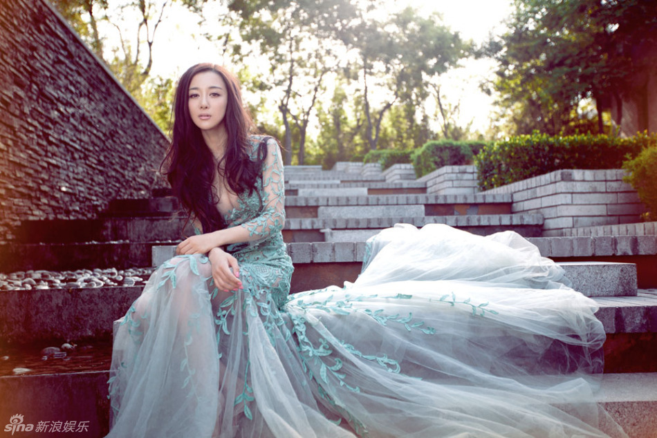 李依曉華麗展現(xiàn)虞美人典雅氣質