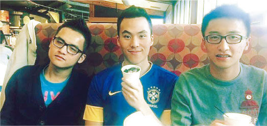 何猷啟在微博上載他在波士頓讀書(shū)的照片，與同學(xué)的生活很普通