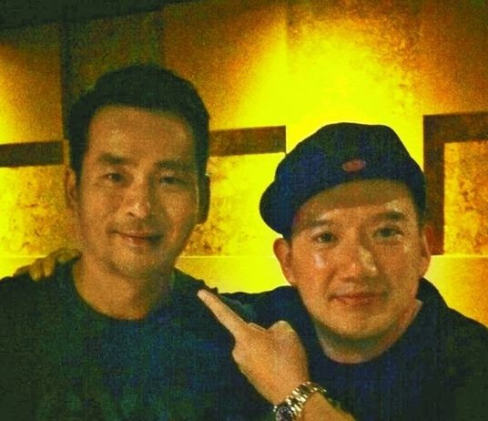 周焯華作為《低俗喜劇》投資人，與男主角杜汶澤合照。