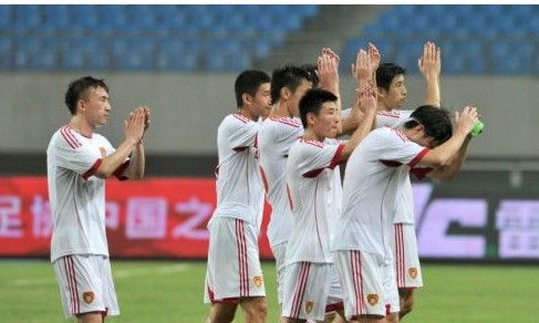 國足1：5恥敗泰國隊(duì)。