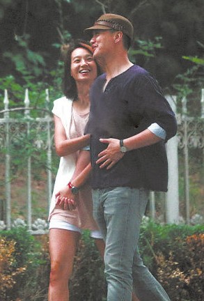 朱丹與神秘男友牽手亮相。