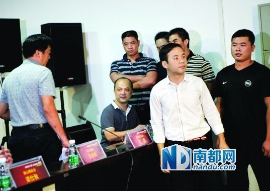 佛山精武會會長梁旭輝在弟子保護下來到現(xiàn)場。