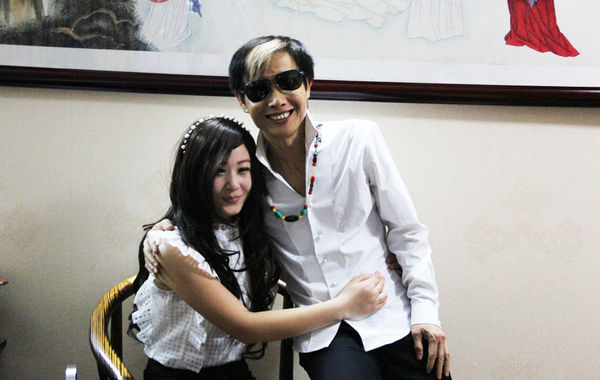 近日，55歲的鄧建國攜新女友恩愛現身，不但大曬甜蜜私密生活照，還在人前勾肩搭背大秀恩愛。