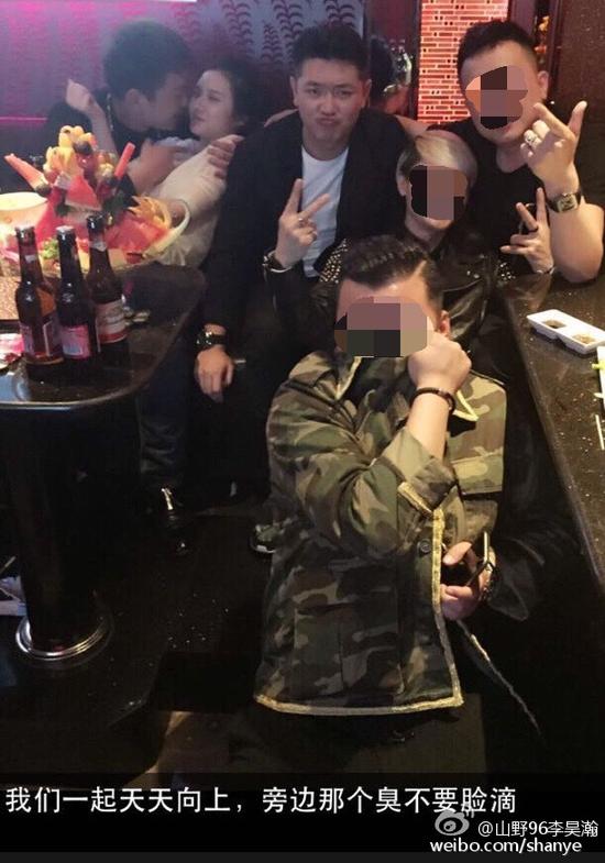 田源朋友辟謠稱左側(cè)抱著女子親吻的是田源的發(fā)小，女子的男友。