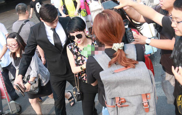 2015年7月6日，北京，陶喆前任楊子晴現(xiàn)身首都機場。剛一出來就遭到媒體圍堵，問及7號陶喆會有反駁證據(jù)