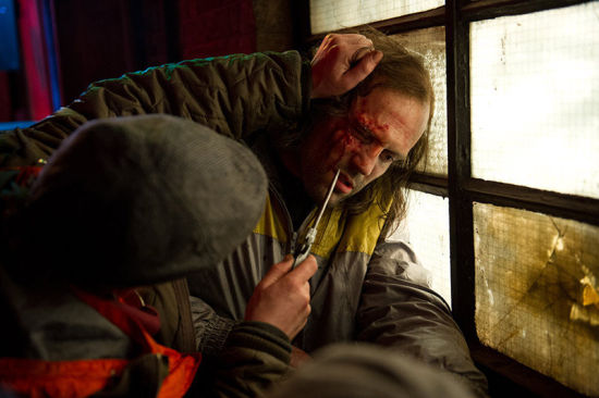 街頭圍毆，硬漢被困