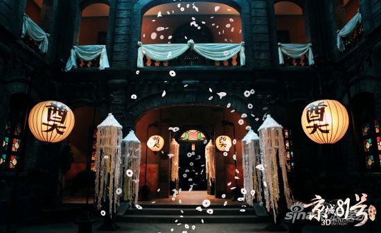 冥婚當(dāng)夜，霍家大院招魂幡隨風(fēng)擺動，漫天冥幣飛舞