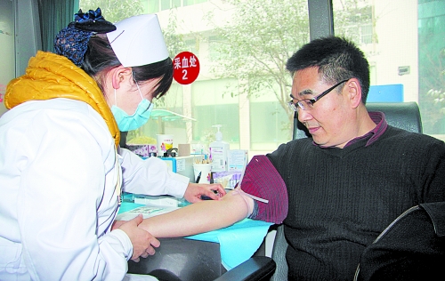 雪地里，百余名醫(yī)護(hù)人員獻(xiàn)血救急