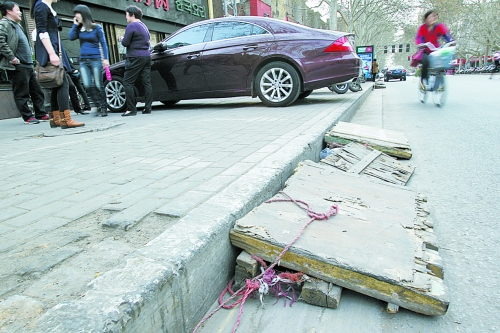 看車人制作的斜木板，引司機停車