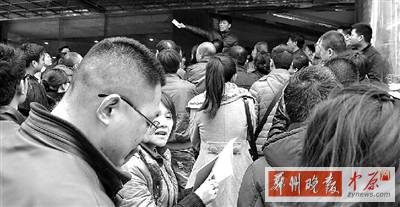 昨日下午，擁擠的排號人群。