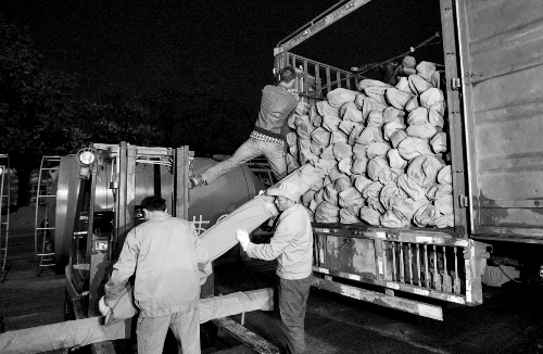 　23日凌晨，首批200套簡易廁所在鄭州裝車