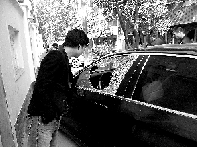 有個人晃了一圈后，寶馬、現(xiàn)代、越野的車窗都“長”出大窟窿