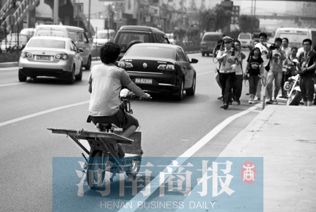 剛駛出隧道口，騎電動(dòng)車(chē)的他被交警攔下 邱曉峰/攝