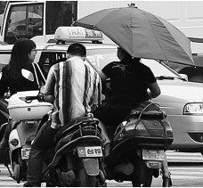 昨日，鄭州市鄭州花園路與農(nóng)業(yè)路交叉口，電動(dòng)車裝傘埋下安全隱患