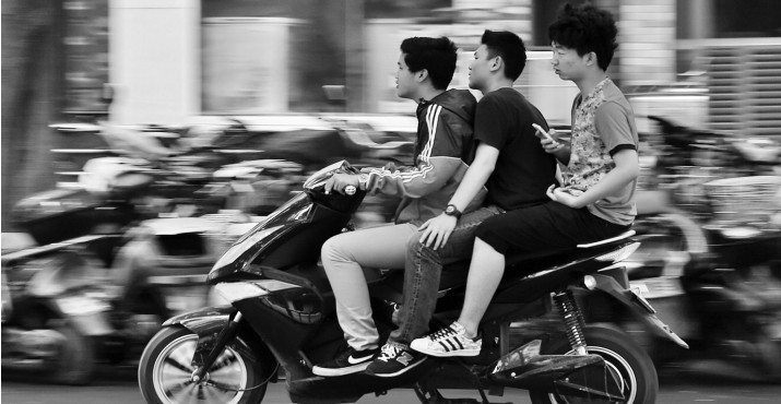 昨日，鄭州經(jīng)五路與豐產(chǎn)路交叉口電動(dòng)車超載