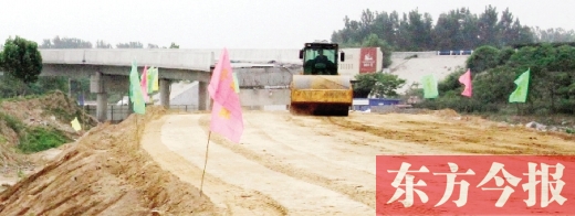 　昨日，正在施工中的鄭州市文化路與連霍高速互通式立交