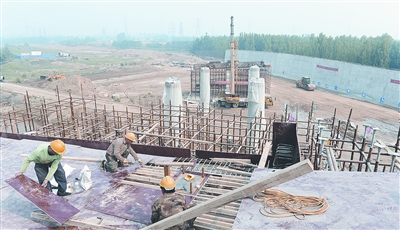 中原西路西南繞城高速公路互通式立交項(xiàng)目已完成總工程量的35%。