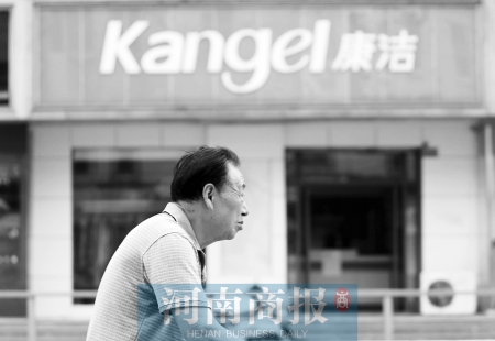 　這一切，將會給康潔公司、加盟商，乃至鄭州洗衣行業(yè)，帶來什么？ 記者 趙卓/攝