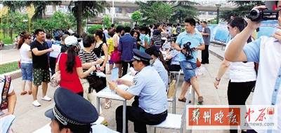 昨天上午，警方在紫荊山廣場(chǎng)進(jìn)行了大規(guī)模的宣傳活動(dòng)。警方供圖