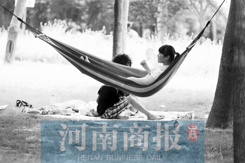 天又熱了起來(lái)，外出游玩，記得防曬哦 記者 趙卓/攝　