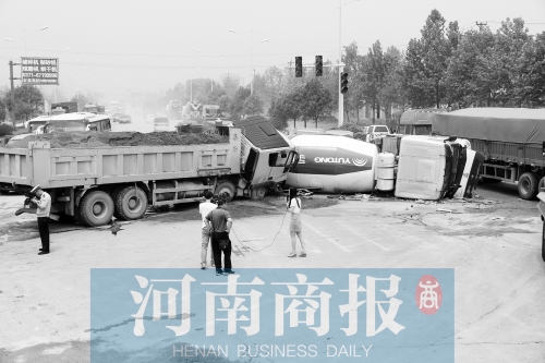 事故現(xiàn)場(chǎng)的附近居民稱(chēng)，路口的紅綠燈從來(lái)沒(méi)亮過(guò)