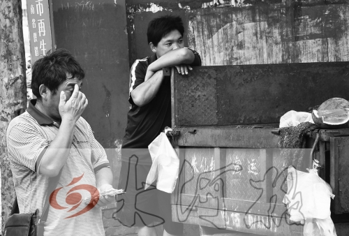 　拿著錢(qián)，陳小立感動(dòng)得哭了。