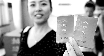 本報(bào)記者抽出的兩名消費(fèi)者代表。