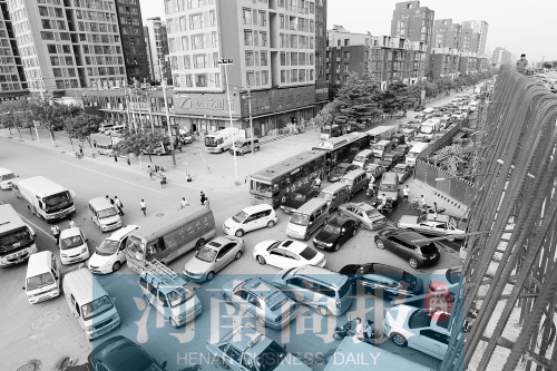 路口四個(gè)方向直行、左轉(zhuǎn)交織，車輛相互抵頭，無法正常通行