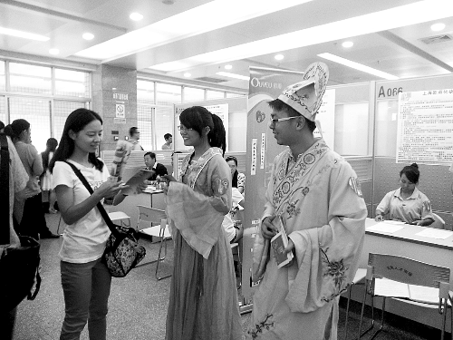 招聘會上，企業(yè)玩起行為藝術。