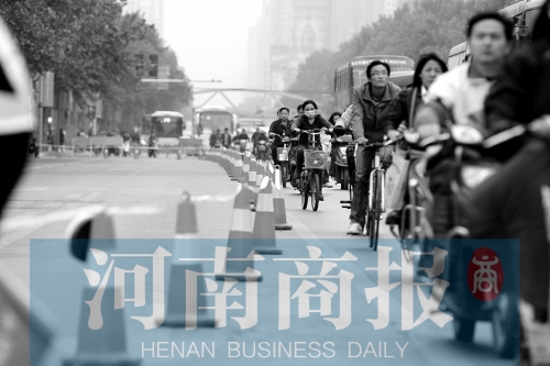 花園路模擬圍擋,行人和車(chē)輛通行緩慢 花園路模擬圍擋,行人和車(chē)輛通行緩慢