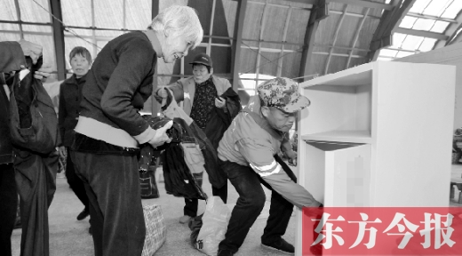 　11月5日，孫德坤把棉衣送到今報(bào)的一處“愛有所衣”站點(diǎn)