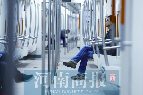 倆小時(shí)不出地鐵站，要按全程收費(fèi) 王春勝/攝