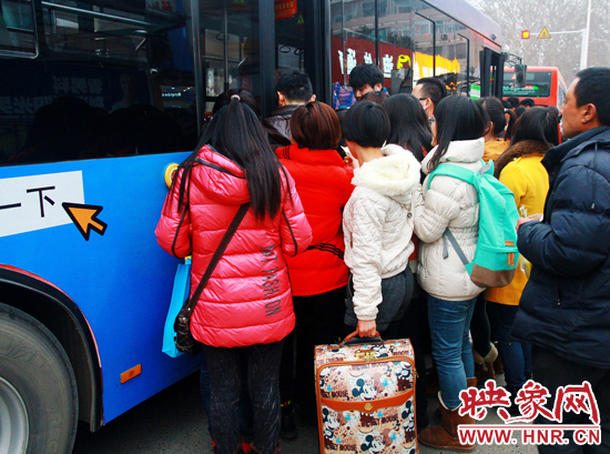 鄭州市金水路紫荊山公交樞紐站又現(xiàn)火爆場(chǎng)面。