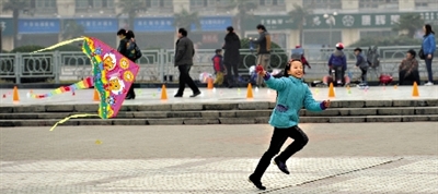 昨日,省會天氣晴好,春意盎然。上午,在綠城廣場,一個小女孩在快樂地放風(fēng)箏。